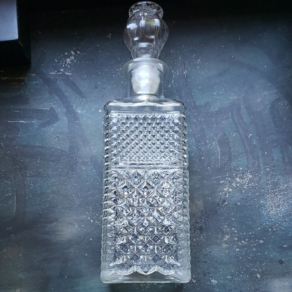 Clear Crystal Bar Accessory with Geometric Detailing